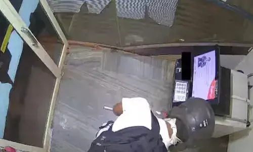 ഹെല്‍മറ്റ് ധരിച്ച് മുഖം മറച്ച് തൂമ്പയുമായി എത്തി; സൗത്ത് ഇന്ത്യന്‍ ബാങ്കിന്റെ എടിഎം കൗണ്ടര്‍ കുത്തി തുറക്കാന്‍ ശ്രമം: സിസിടിവിയില്‍ കുടുങ്ങിയ യുവാവിനെ ഉടനടി പിടികൂടി പോലിസ്