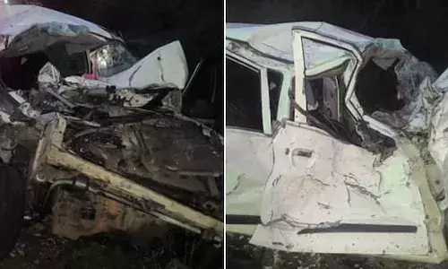 തേനിയില്‍ മിനി ബസും കാറും കുട്ടിയിടിച്ച് അപകടം; കാറില്‍ ഉണ്ടായ മൂന്ന് പേര്‍ മരിച്ചു; മരിച്ചത് കോട്ടയം സ്വദേശികള്‍; ഒരാളുടെ നില അതീവ ഗുരുതരം; ബസിലെ 18 പേര്‍ക്കും പരിക്ക്; അപകടം പുലര്‍ച്ചെ