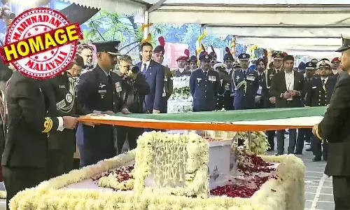 സൈനിക ബഹുമതികളോടെ, സിഖ് മതാചാരപ്രകാരം സംസ്‌കാര ചടങ്ങുകള്‍; ചിതയ്ക്ക് തീ കൊളുത്തിയത് മൂത്ത മകള്‍; ചടങ്ങുകള്‍ക്ക് സാക്ഷിയായി രാഷ്ട്രപതിയും പ്രധാനമന്ത്രിയും മറ്റ് നേതാക്കളും; മന്‍മോഹന്‍ സിങ് അമര്‍ രഹേ എന്ന മുദ്രാവാക്യവുമായി കോണ്‍ഗ്രസ് പ്രവര്‍ത്തകരും: മന്‍മോഹന്‍ സിങ്ങിന് നിഗംബോധ് ഘട്ടില്‍ അന്ത്യ വിശ്രമം