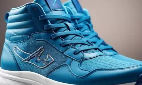 ഷൂ ധരിച്ച് ഓഫീസിലെത്തിയതിന് ജീവനക്കാരിയെ പുറത്താക്കി; എംപ്ലോയ്മെന്റ് ട്രിബ്യൂണലില്‍ പരാതി നല്‍കി പെണ്‍കുട്ടി; 32 ലക്ഷം നഷ്ടപരിഹാരം നല്‍കി കമ്പിനി