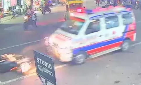 പാഞ്ഞെത്തിയ ആംബുലൻസ് ബൈക്ക് യാത്രികനെ ഇടിച്ച് തെറിപ്പിച്ചു; ഗുരുതര പരിക്ക്; സംഭവം പാറശാലയിൽ