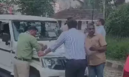 കൈക്കൂലി വാങ്ങുന്നതിനിടെ എട്ടിന്റെ പണി; മോട്ടോർ വെഹിക്കിൾ ഇൻസ്പെക്ടർ വിജിലൻസിന്റെ വലയിൽ കുടുങ്ങി; സംഭവം ആലുവയിൽ