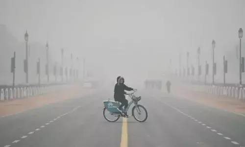 ഡല്‍ഹിയില്‍ കനത്ത മൂടല്‍ മഞ്ഞ്; താപനില 11.8 ഡിഗ്രി സെല്‍ഷ്യസിലെത്തിയതോടെ ഓറഞ്ച് അലേര്‍ട്ട് പ്രഖ്യാപിച്ച് കാലാവസ്ഥാ വകുപ്പ്: അടുത്ത രണ്ട് ദിവസം നേരിയ മധയ്ക്ക് സാധ്യതയെന്നും റിപ്പോര്‍ട്ട്