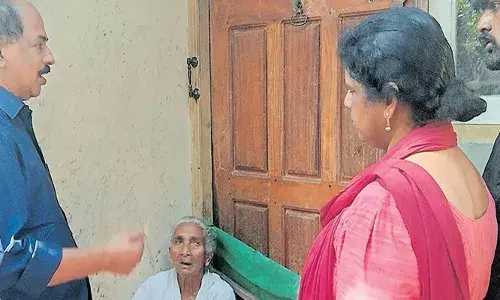 ചികിത്സയിലിരിക്കുന്ന ഗൃഹനാഥനെ ബാങ്കില്‍ വിളിച്ചു വരുത്തിയ ശേഷം വീട് ജപ്തി ചെയ്തു; വയോധിക അടക്കം രാത്രിയില്‍ പെരുവഴിയിലായി: മരുന്നുകളടക്കം വീടിനകത്തിട്ട് പൂട്ടി ബാങ്ക് അധികൃതരുടെ ക്രൂരത