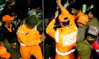 രക്ഷാപ്രവർത്തനം നീണ്ടത് 16 മണിക്കൂർ; 140 അടി താഴ്ചയുള്ള കുഴൽക്കിണറിൽ കുടുങ്ങി പത്തുവയസുകാരൻ; ഒടുവിൽ മാതാപിതാക്കളുടെ പ്രാർത്ഥന കേട്ടു; കുട്ടിക്ക് അത്ഭുത രക്ഷപ്പെടൽ; അധികൃതർക്ക് നന്ദി പറഞ്ഞ് നാട്ടുകാർ; മധ്യപ്രദേശിൽ നടന്നത്!