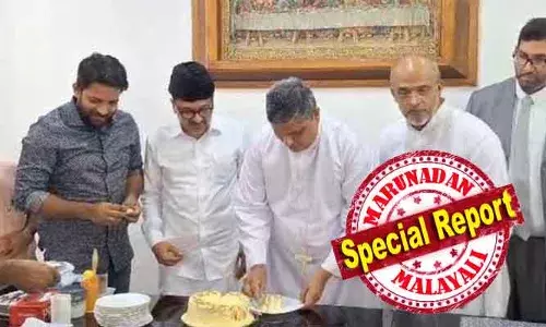 ക്രിസ്തുമസ് കേക്ക് മുറിച്ച് മധുരം പങ്കിട്ടു; സാദിഖലി ശിഹാബ് തങ്ങള്‍ തലശേരി ആര്‍ച്ച് ബിഷപ്പ് മാര്‍ ജോസഫ് പാംപ്‌ളാനിയെ കണ്ട് സൗഹൃദം പുതുക്കി; മുനമ്പവും ചര്‍ച്ചകളില്‍