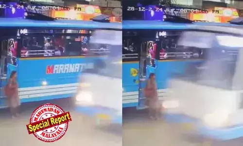 എങ്ങനിരിക്കണ്? ഗണേഷ് കുമാര്‍ സാര്‍ ഇത് കാണുന്നുണ്ടല്ലോ അല്ലെ...; പൊന്‍കുന്നം കൊടുങ്ങൂര്‍ റോഡില്‍ പതിനെട്ടാം മൈല്‍ പെട്രോള്‍ പമ്പിന് മുന്‍വശം അപകടകരമായ രീതിയില്‍ ഓവര്‍ടേക്ക് ചെയുന്ന കെഎസ്ആര്‍ടിസി ബസ്; സ്വകാര്യ ബസില്‍ നിന്നും വഴിയോരത്ത് ഇറങ്ങിയ യുവതി രക്ഷപ്പെട്ടത് തലനാരിഴയ്ക്ക്; വീഡിയോ പങ്കുവച്ച് ഡ്രൈവര്‍ക്കെതിരെ നടപടി ആവശ്യപ്പെട്ട് നാട്ടുകാര്‍