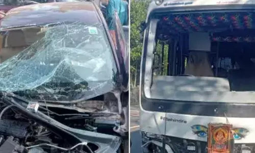 ശബരിമല തീർത്ഥാടകരുടെ ബസും കാറും കൂട്ടിയിടിച്ച് അപകടം; നാല് പേർക്ക് പരിക്ക്; ആശുപത്രിയിൽ പ്രവേശിപ്പിച്ചു; സംഭവം പുനലൂർ - മൂവാറ്റുപുഴ സംസ്ഥാനപാതയിൽ