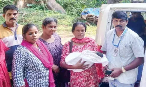 പ്രസവ വേദനയുമായി കാട്ടിലൂടെ നടന്നത് അഞ്ച് കിലോമീറ്റര്‍; ആദിവാസി യുവതി വഴിയരികില്‍ പ്രസവിച്ചു