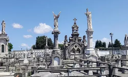 ശവക്കല്ലറ മാന്തി അമ്മയുടെ മൃതദേഹം പുറത്തെടുത്ത് കാറില്‍ വീട്ടില്‍കൊണ്ടുപോയി മകന്‍; പള്ളിവികാരി പോലീസിനെ അറിയിച്ചതിനെ തുടര്‍ന്ന് മകനെ അറസ്റ്റ് ചെയ്ത് പോലീസ്; അമ്മ ശരിക്കും മരിച്ചോ എന്ന് സംശയം തീര്‍ക്കുന്നതിനാണ് കല്ലറ പൊളിച്ചതെന്ന് ചോദ്യം ചെയ്യലില്‍ മകന്റെ മറുപടി