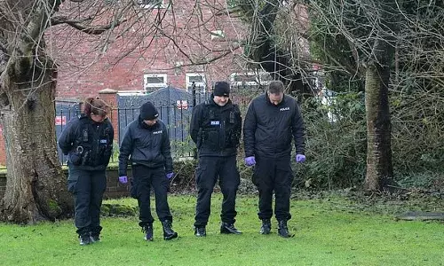 18 കാരനെ കുത്തികൊലപ്പെടുത്തിയ സംഭവത്തില്‍ പെണ്‍കുട്ടികള്‍ അടക്കം ഏഴ് പേര്‍ പിടിയില്‍; അന്വേഷണം ആരംഭിച്ച് പോലീസ്; പരിസരത്തെ സിസിടിവി, ഡോര്‍ബെല്‍ ക്യാമറ, ഡാഷ് ക്യാമറ എന്നിവ കേന്ദ്രീകരിച്ച് അന്വേഷണം; പ്രദേശവാസികളുടെ സഹായത്തിനായി പബ്ലിക് പോര്‍ട്ടലും