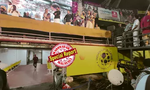 ഒന്നാം നിലയിലെ കസേരകള്‍ക്ക് മുകളില്‍ കമ്പികള്‍ ഉറപ്പിച്ച് പലക ഇട്ട് സ്റ്റേജ് നിര്‍മാണം; സുരക്ഷയ്ക്കായി റിബണ്‍ ഘടിപ്പിച്ച ബാരിക്കേഡ്; ആളുകളെ പ്രവേശിപ്പിച്ചത് ഒരേ ഗേറ്റിലൂടെ; മറ്റു വാതിലുകളെല്ലാം അടച്ച നിലയില്‍;  അടിമുടി സംഘാടന പിഴവ്;  ഇവന്റ് മാനേജ്‌മെന്റ് ഉടമയെ പൊലീസ് ചോദ്യം ചെയ്യുന്നു