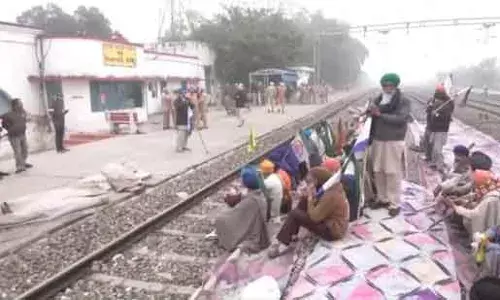 ബന്ദിനെ തുടര്‍ന്ന് പഞ്ചാബില്‍ 150ലധികം ട്രെയിനുകള്‍ റദ്ദാക്കി; കര്‍ഷക പ്രതിഷേധം അതിശക്തം; നിരാഹാരം ഇരിക്കുന്ന ദല്ലേവാളിന്റെ ആരോഗ്യം അപകടകരമാംവിധം വഷളാകുമ്പോള്‍