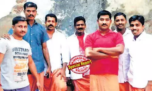 ജയില്‍ അവര്‍ക്ക് തറവാട്; ജയിലില്‍ നിന്ന് ക്വട്ടേഷന്‍ എടുക്കലും കള്ളക്കടത്ത് ആസൂത്രണവും മൊബൈല്‍ ഫോണ്‍ ഉപയോഗവും ആയി വിഐപി പരിഗണനയോടെ അര്‍മാദിച്ച് ജീവിതം; ടിപി വധക്കേസ് പ്രതികളോട് സര്‍ക്കാരിന് എപ്പോഴും സോഫ്റ്റ് കോണര്‍; കൊടി സുനിക്ക് 30 ദിവസത്തെ പരോള്‍ നല്‍കിയത് അസാധാരണ സംഭവം; തീരുമാനം കോടതി കയറിയേക്കും