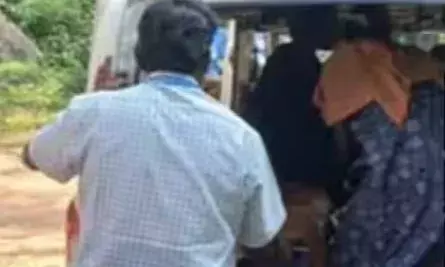 നെല്ലിയാമ്പതിയിൽ ആദിവാസി യുവതി വഴിയോരത്ത് പ്രസവിച്ചു; ആൺകുഞ്ഞിന് ജന്മം നൽകി; സംഭവം വനമേഖലയിൽ നിന്ന് ആശുപത്രിയിലേക്ക് കാൽനടയായി പോകവേ