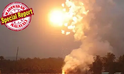 വേണ്ടത് 200 മീറ്റര്‍, ഉള്ളത് 78 മീറ്റര്‍; വേല വെടിക്കെട്ടിന് അനുമതി നിഷേധിച്ച് കളക്ടര്‍; പാറമേക്കാവ്, തിരുവമ്പാടി ദേവസ്വം വീണ്ടും കോടതിയില്‍; പരമ്പരാഗതമായി നടത്തപ്പെടുന്നതാണ് വേല വെടിക്കെട്ടെന്ന് ഹര്‍ജിക്കാര്‍ കോടതിയില്‍; വേല വെടിക്കെട്ട് നിഷേധിച്ചത് തൃശൂര്‍ പൂരം വെടിക്കെട്ടിനെ ബാധിക്കും?