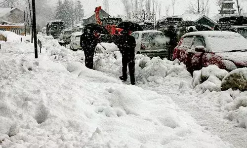 ഉത്തരേന്ത്യയിൽ അതിശൈത്യം തുടരുന്നു; മഞ്ഞുപുതച്ച് താഴ്വരകൾ; സഞ്ചാരികളുടെ കുത്തൊഴുക്ക്; പല പ്രദേശങ്ങളിലും താപനില മൈനസിലേക്ക്; മഞ്ഞുകാലം ആഘോഷമാക്കി ജനങ്ങൾ