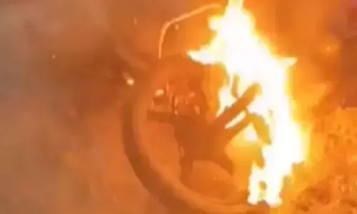 ലൈൻ കമ്പിയിലേക്ക് കുരങ്ങൻ ചാടി; പൊട്ടി നേരെ വീണത് ഓടിക്കൊണ്ടിരുന്ന ബൈക്കിലേക്ക്; വൻ അപകടം; യുവാവും രണ്ടു കുട്ടികളും മരിച്ചു; ദാരുണ സംഭവം യുപി യിൽ