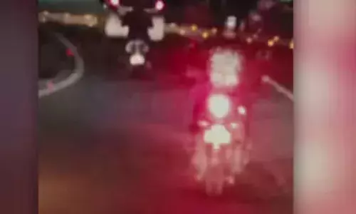 സൈറനിട്ട് ചീറിപാഞ്ഞ് രോഗിയുമായി ആംബുലൻസ്; വഴിമുടക്കി ഫ്രീക്കൻ; സൈഡ് നൽകാതെ 22കിലോമീറ്ററോളം അഭ്യാസം കാണിച്ച്‌ സ്കൂട്ടര്‍ യാത്രക്കാരന്‍; ആശുപത്രിയിലെത്താന്‍ വൈകിയതായി പരാതി