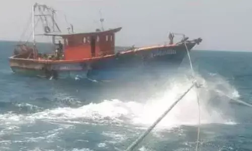 എഞ്ചിൻ നിലച്ചു; സ്റ്റാർട്ടാക്കി നോക്കിയിട്ടും രക്ഷയില്ല; നടുക്കടലിൽ കുടുങ്ങി രണ്ട് ബോട്ടുകൾ; 19 മത്സ്യതൊഴിലാളികളെ രക്ഷപ്പെടുത്തി; റെസ്‌ക്യൂ സംഘത്തിന് കൈയ്യടി