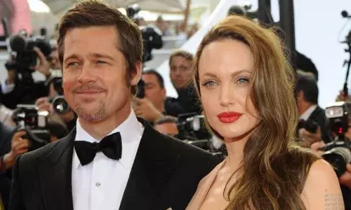 എട്ട് വര്‍ഷത്തെ നിയമപോരാട്ടം; ഹോളിവുഡ് താര ദമ്പതികളായ ബ്രാഡ് പിറ്റും ആഞ്ജലീന ജോളിയും വിവാഹമോചന കരാറില്‍ ഒപ്പുവെച്ചു: ബ്രാഡ് പിറ്റുമായി പങ്കിട്ടിരുന്ന സ്വത്തുക്കളിലുള്ള എല്ലാ അവകാശവും ഉപേക്ഷിച്ച് ആഞ്ജലീനയും കുട്ടികളും