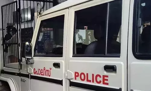 ലോ​റി ഡ്രൈ​വ​റെ പോലീസ് വ​ഴിയിൽ ത​ട​ഞ്ഞു​നി​ർ​ത്തി​ മർദിച്ചതായി പരാതി; ചോദ്യം ചെയ്ത ആൾക്കും മർദ്ദനം; ഇരുവരെയും ആശുപത്രിയിൽ പ്രവേശിപ്പിച്ചു; സംഭവം മലപ്പുറത്ത്