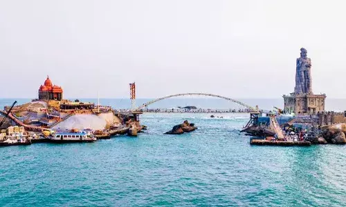 തിരകള്‍ കണ്ട് കടല്‍ക്കാറ്റ് ആസ്വദിക്കാന്‍ രാജ്യത്തെ ആദ്യ കണ്ണാടിപ്പാലം; കടലില്‍ 133 അടി ഉയരത്തില്‍ ചില്ലുപാലം; 77 മീറ്റര്‍ നീളം, 10 മീറ്റര്‍ വീതി; കന്യാകുമാരിയിലെ കാഴ്ചകള്‍ക്ക് കൂടുതല്‍ മിഴിവേകും