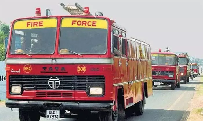 നവവല്സര രാത്രിയില് അഗ്നിശമന സേനയെ വട്ടം ചുറ്റിച്ച് മദ്യപന്റെ ഫോണ്കോള്; റോഡിന് കുറുകേ മരം വീണുവെന്ന് സന്ദേശം; സേന സ്ഥലത്തു ചെല്ലുമ്പോള് മരമില്ല; പണ്ടെങ്ങോ വീണു കിടന്ന മരം ഉടന് മുറിച്ചു നീക്കണമെന്നും ആവശ്യം നവവല്സര രാത്രിയില് അഗ്നിശമന സേനയെ വട്ടം ചുറ്റിച്ച് മദ്യപന്റെ ഫോണ്കോള്; റോഡിന് കുറുകേ മരം വീണുവെന്ന് സന്ദേശം; സേന സ്ഥലത്തു ചെല്ലുമ്പോള് മരമില്ല; പണ്ടെങ്ങോ വീണു കിടന്ന മരം ഉടന് മുറിച്ചു നീക്കണമെന്നും ആവശ്യം