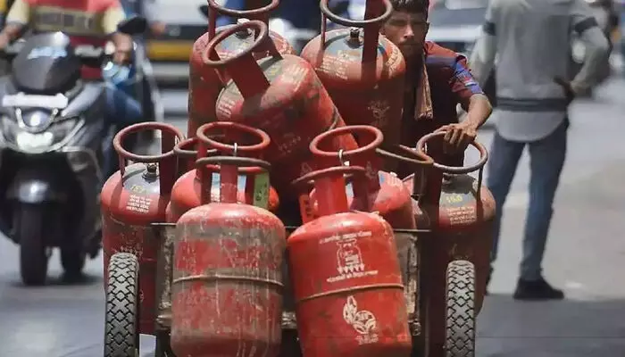 പുതുവര്ഷത്തില് വ്യാപാരികള്ക്ക് ആശ്വാസ വാര്ത്ത; വാണിജ്യ പാചക വാതക സിലിണ്ടറിന്റെ വില കുറച്ചു; വീട്ടാവശ്യത്തിനുള്ള സിലിണ്ടറിന്റെ വിലയില് മാറ്റമില്ല പുതുവര്ഷത്തില് വ്യാപാരികള്ക്ക് ആശ്വാസ വാര്ത്ത; വാണിജ്യ പാചക വാതക സിലിണ്ടറിന്റെ വില കുറച്ചു; വീട്ടാവശ്യത്തിനുള്ള സിലിണ്ടറിന്റെ വിലയില് മാറ്റമില്ല