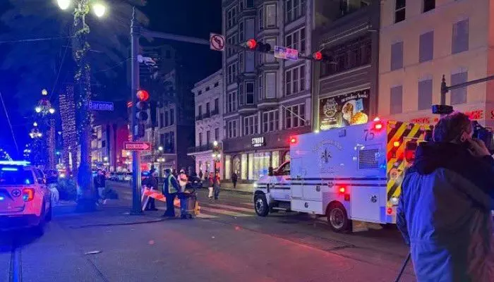 യാതൊരു കൂസലുമില്ലാതെ അയാള്‍ ജനക്കൂട്ടത്തിനിടയിലേക്ക് ട്രക്ക് ഓടിച്ചുകയറ്റി; പിന്നാലെ വെടിയുതിര്‍ത്തു; ഒരു ശരീരം എന്റെ നേര്‍ക്ക് പാഞ്ഞുവരുന്നതാണ് കണ്ടത്; നടുക്കം മാറാതെ ദൃക്‌സാക്ഷിയായ യുവതി; ന്യൂ ഓര്‍ലിയന്‍സിലേത് ഭീകരാക്രമണം? കേസ് എഫ്ബിഐ ഏറ്റെടുക്കും