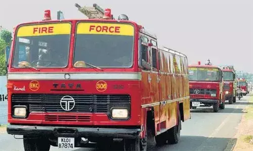 നവവല്‍സര രാത്രിയില്‍ അഗ്‌നിശമന സേനയെ വട്ടം ചുറ്റിച്ച് മദ്യപന്റെ ഫോണ്‍കോള്‍; റോഡിന് കുറുകേ മരം വീണുവെന്ന് സന്ദേശം; സേന സ്ഥലത്തു ചെല്ലുമ്പോള്‍ മരമില്ല; പണ്ടെങ്ങോ വീണു കിടന്ന മരം ഉടന്‍ മുറിച്ചു നീക്കണമെന്നും ആവശ്യം