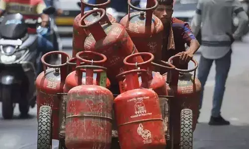 പുതുവര്‍ഷത്തില്‍ വ്യാപാരികള്‍ക്ക് ആശ്വാസ വാര്‍ത്ത; വാണിജ്യ പാചക വാതക സിലിണ്ടറിന്റെ വില കുറച്ചു; വീട്ടാവശ്യത്തിനുള്ള സിലിണ്ടറിന്റെ വിലയില്‍ മാറ്റമില്ല