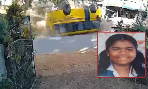 കണ്ണൂരില്‍ സ്‌കൂള്‍ ബസ് നിയന്ത്രണം വിട്ട് മറിഞ്ഞ് വിദ്യാര്‍ഥിനി മരിച്ചു; മരണമടഞ്ഞത് തെറിച്ചുവീണ അഞ്ചാം ക്ലാസ് വിദ്യാര്‍ഥിനി നേദ്യ; 18 കുട്ടികള്‍ക്ക് പരിക്കേറ്റു; അപകടം വളക്കൈയില്‍ പാലത്തിന് സമീപത്ത് വച്ച്; വാഹനം അമിതവേഗത്തിലായിരുന്നെന്ന് സൂചന; സി സി ടിവി ദൃശ്യങ്ങള്‍ പുറത്ത്