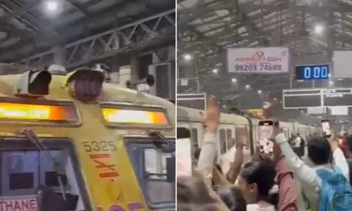 സ്റ്റേഷനില്‍ നിര്‍ത്തിയിട്ടിരുന്ന തീവണ്ടികള്‍ ഒന്നിച്ച് ഉച്ചത്തില്‍ ഹോണ്‍ മുഴക്കി; പുതുവര്‍ഷപ്പിറവിയെ മുംബൈയിലെ ഛത്രപതി ശിവജി ടെര്‍മിനസ് വരവേറ്റത് വ്യത്യസ്തമായി