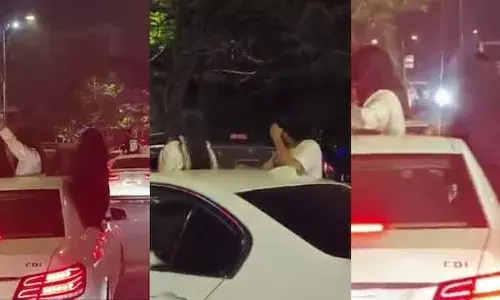 സണ്‍റൂഫിലൂടെ ഒന്നിലധികം പേര്‍ പുറത്തേക്ക് നിന്നു; ഡോറുകളില്‍ തൂങ്ങി അപകടകരമായ രീതിയില്‍ ഇരുന്നു; ആഡംഭര കാറില്‍ യുവതി യുവക്കളുടെ അഭ്യാസ പ്രകടനം: സംഭവം പുതുവര്‍ഷരാത്രിയില്‍