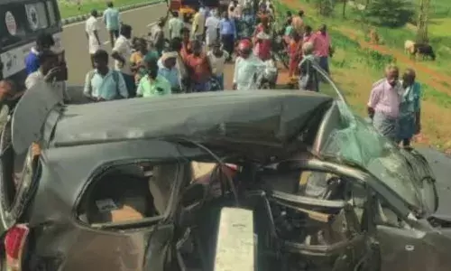 മധുര ക്ഷേത്രത്തിലേക്ക് പോകുന്നതിനിടെ ജീവനെടുത്ത് അപകടം; കാർ നിയന്ത്രണം തെറ്റി ബാരിയറിലേക്ക് ഇടിച്ചു കയറി രണ്ട് സ്ത്രീകൾക്ക് ദാരുണാന്ത്യം; മരിച്ചത് കോഴിക്കോട് സ്വദേശികൾ; കുട്ടികളടക്കം പത്ത് പേർക്ക് പരിക്ക്; സംഭവം ദിണ്ടിഗലിൽ