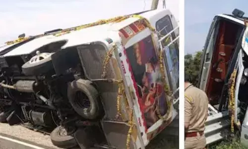 ശബരിമല തീർത്ഥാടകർ സഞ്ചരിച്ച മിനി ബസ് മറിഞ്ഞ് അപകടം; രണ്ടുപേർക്ക് പരിക്ക്; ആശുപത്രിയിൽ പ്രവേശിപ്പിച്ചു; സംഭവം ളാഹ വിളക്കുവഞ്ചിയിൽ