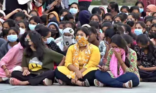 പെൺകുട്ടികളുടെ കോളേജ് ഹോസ്റ്റലിലെ കുളിമുറിയിൽ ക്യാമറ; മൂന്ന് മാസത്തോളമായി ദൃശ്യങ്ങൾ ചിത്രീകരിക്കുന്നു; 300ലധികം കുളിമുറി ദൃശ്യങ്ങൾ ഫോണിൽ കണ്ടെത്തി; അന്വേഷണം ആവശ്യപ്പെട്ട് പ്രതിഷേധം; സംഭവം ഹൈദരാബാദിൽ