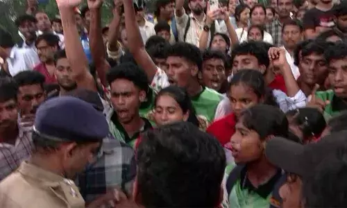 സംസ്ഥാന സ്‌കൂള്‍ കായികമേളയുടെ സമാപന വേദിയിലെ പ്രതിഷേധം; നാവാമുകുന്ദ സ്‌കൂളിനും കോതമംഗലം മാര്‍ബേസില്‍ സ്‌കൂളിനും ഒരു വര്‍ഷത്തേക്ക് വിലക്ക്; അച്ചടക്ക നടപടി മൂന്നംഗ കമ്മിറ്റിയുടെ ശുപാര്‍ശപ്രകാരം