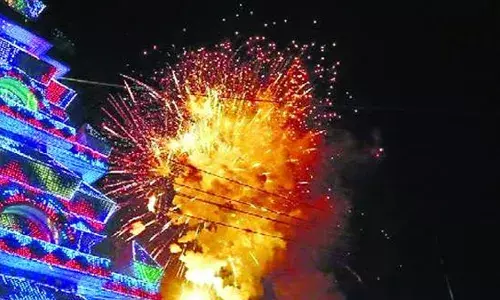 പാറമേക്കാവിന്റെ പ്രതിനിധി പരീക്ഷ പാസായി; വേല വെടിക്കെട്ടിന് എ ഡി എമ്മിന്റെ അനുമതി; 100 കിലോ വെടിമരുന്ന് വരെ ഉപയോഗിക്കാം; 100 മീറ്ററില്‍ ബാരിക്കേഡ് കെട്ടി ആളുകളെ തടയണമെന്നത് അടക്കം കര്‍ശന മാനദണ്ഡങ്ങള്‍