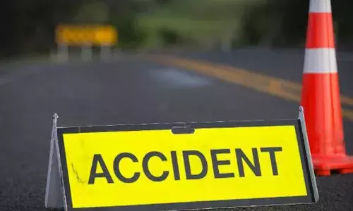 കാല്‍ നടയാത്രക്കാരായ അമ്മയേയും മകളേയും ഇടിച്ച് തെറിപ്പിച്ചത് അമിത വേഗത്തിലെത്തിയ കാര്‍; അമ്മ അപകട സ്ഥലത്ത് തന്നെ മരിച്ചു; ഗുരുതരമായി പരിക്കേറ്റ മകള്‍ ആശുപത്രിയില്‍