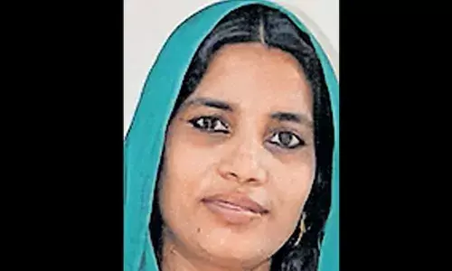 ഛര്‍ദിക്കാനായി തല പുറത്തേക്ക് ഇട്ടപ്പോള്‍ ബോധക്ഷയമുണ്ടായി റോഡിലേക്ക് വീണു; തലയ്‌ക്കേറ്റത് ഗുരുതരമായ പരിക്ക്:  ഭര്‍ത്താവ് ഓടിച്ച ഓട്ടോയില്‍ നിന്നും തെറിച്ചു വീണ യുവതി മരിച്ചു