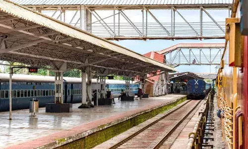 തീവണ്ടിയുടെ വാതില്‍പ്പടിയില്‍ ഇരുന്ന് യാത്രചെയ്ത രണ്ട് യുവതികള്‍ക്ക് പരിക്ക്; പരുക്കേറ്റ യുവതിയുടെ ഇരുകാലുകള്‍ക്കും ശസ്ത്രക്രിയ