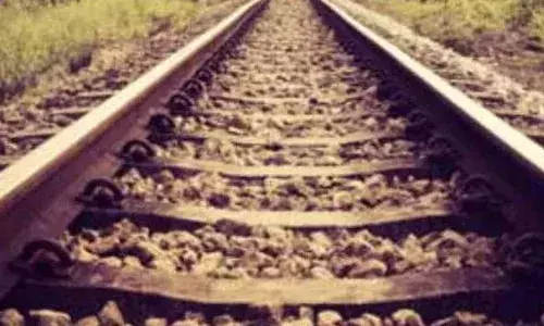 റെയില്‍വേ ട്രാക്കിലിരുന്ന് മൊബൈല്‍ ഗെയിം കളിച്ചു; ട്രെയിന്‍ തട്ടി മൂന്ന് കുട്ടികള്‍ക്ക് ദാരുണാന്ത്യം