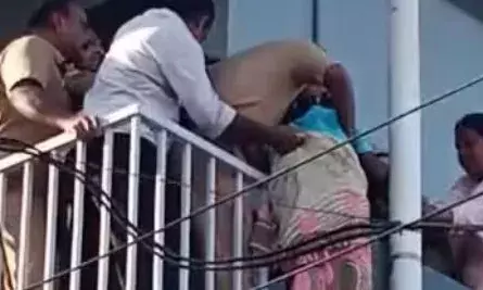 ശുചീകരണ പ്രവർത്തികൾക്കിടെ വയോധികയുടെ കാൽ ഇരുമ്പ് കൈവരികൾക്കിടയിൽ കുടുങ്ങിപ്പോയി; മണിക്കൂറുകൾ നീണ്ട ദുരിതം; ഒടുവിൽ രക്ഷകരായി അഗ്നിരക്ഷാ സേന