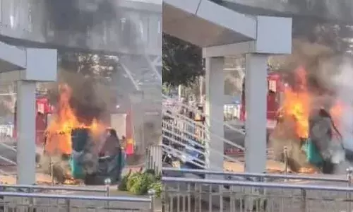 ഓടിക്കൊണ്ടിരുന്ന സിഎൻജി ഒട്ടോറിക്ഷയ്ക്ക് തീപിടിച്ചു; ബൈക്ക് യാത്രക്കാരുടെ ഇടപെടലിൽ ഒഴിവായത് വൻ അപകടം; സംഭവം തൃശൂരിൽ