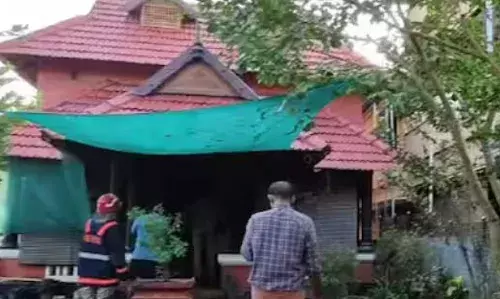 വീട്ടുകാർ പൂജാ മുറിയിൽ വിളക്ക് കൊളുത്തി വെച്ചിട്ട് ക്ഷേത്രദർശനത്തിനായി പോയി; തിരിച്ചെത്തിയപ്പോൾ കണ്ടത് ഞെട്ടിപ്പിക്കുന്നത്; ഇരിങ്ങാലക്കുടയിൽ വീടിന് തീപിടിച്ചു; വൻ നാശനഷ്ടം