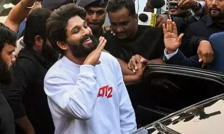 പുഷ്പ 2 ഷോക്കിടെ തിരക്കിൽപ്പെട്ട് സ്ത്രീ മരിച്ച സംഭവം; നടൻ അല്ലു അര്‍ജുന് ഉപാധികളോടെ സ്ഥിരം ജാമ്യം; അനുവദിച്ചത് നമ്പള്ളി മജിസ്ട്രേറ്റ് കോടതി; വരവേറ്റ് ആരാധകർ