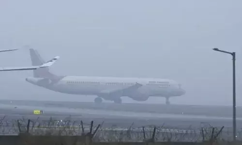 ഡൽഹിയെ തളർത്തി അതിശൈത്യം; ശക്തമായ മൂടൽമഞ്ഞ്; കാഴ്ചപരിമിതി തീരെ കുറവ്; നൂറിലധികം വിമാനങ്ങൾ വൈകും; അറിയിപ്പുമായി ഡൽഹി വിമാനത്താവള അധികൃതർ