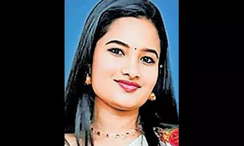 കോളേജിലേക്ക് പോകാന്‍ റോഡ് മുറിച്ച് കടക്കുമ്പോള്‍ കാറിടിച്ചു; 15 മാസമായി അബോധാവസ്ഥയില്‍ ആയിരുന്ന നിയമ വിദ്യാര്‍ത്ഥിനി മരിച്ചു